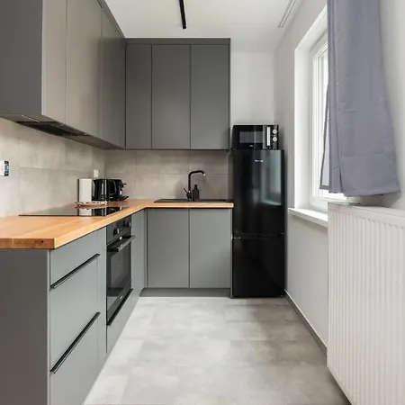 With Garden Dmowskiego 81 By Renters Apartman Poznań