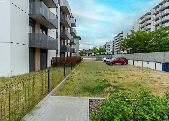 With Garden Dmowskiego 81 By Renters פוזנן