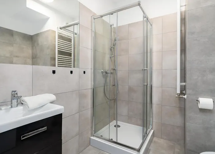 With Garden Dmowskiego 81 By Renters アパート